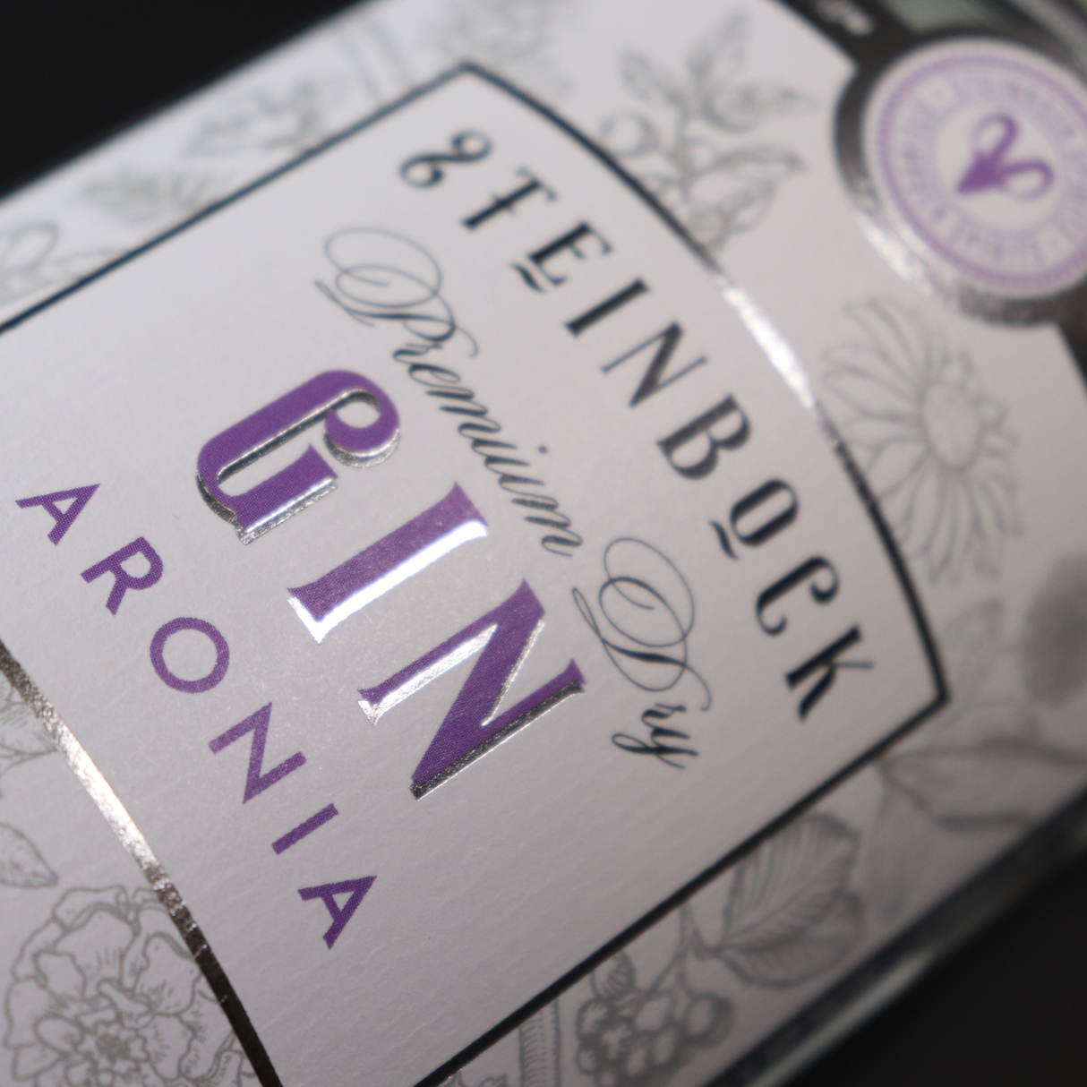 Etiketten-Nahaufnahme eines Aronia Gins von Steinbock Spirits
