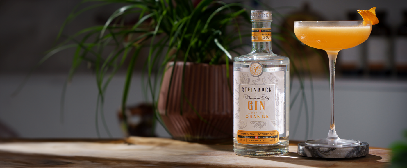 Stimmungsbild einer Gin Flasche von Steinbock Spirits und einem Cocktail