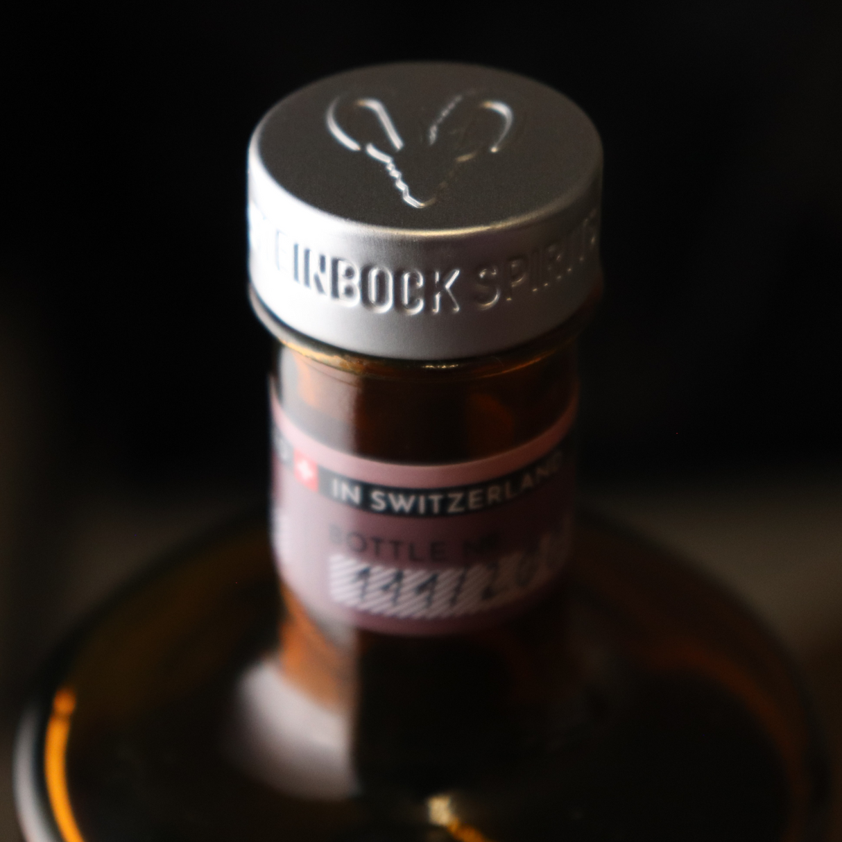 Deckel-Nahaufnahme eines Vermouth Rosso von Steinbock Spirits