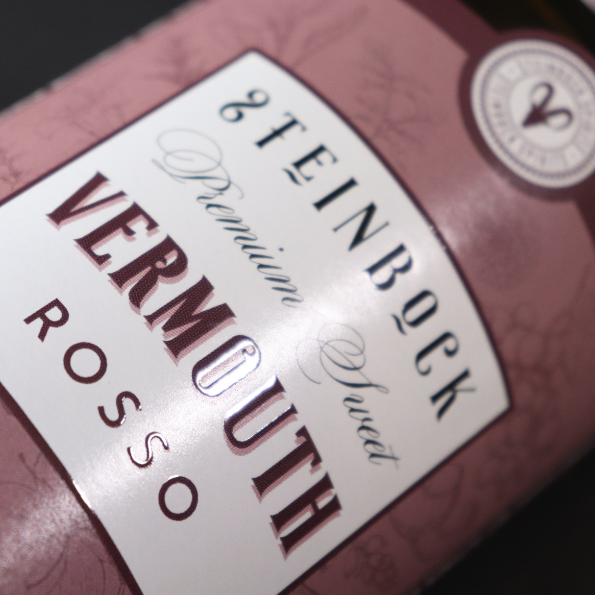 Etiketten-Nahaufnahme eines Vermouth Rosso von Steinbock Spirits