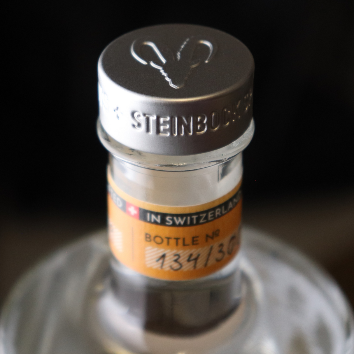 Deckel-Nahaufnahme eines Spiced Orange Gins von Steinbock Spirits