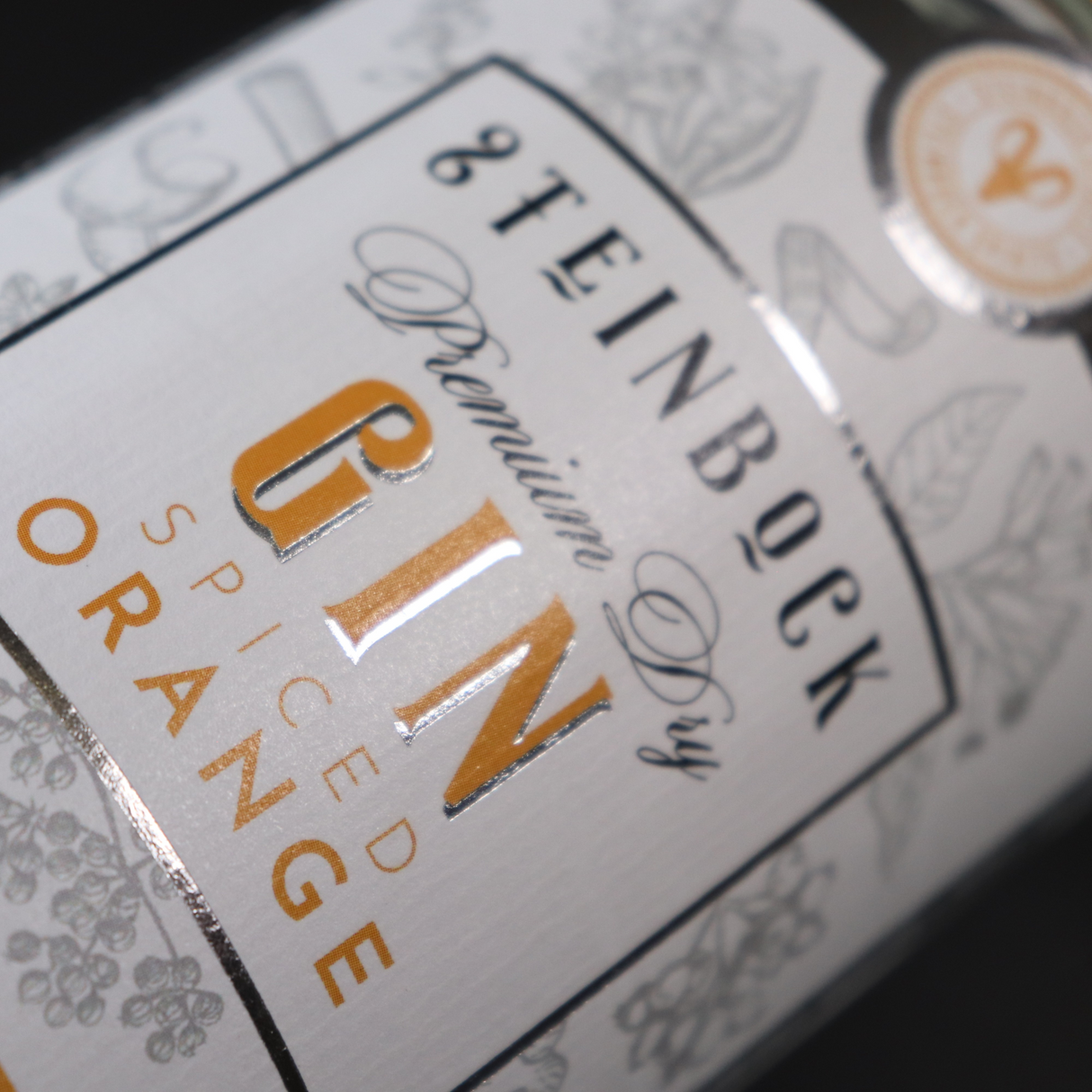 Etiketten-Nahaufnahme eines Spiced Orange Gins von Steinbock Spirits