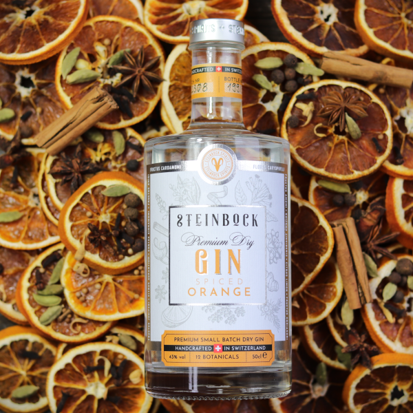 Steinbock Spiced Orange Gin auf einem Berg getrockneter Orangen und fernöstlicher Gewürze