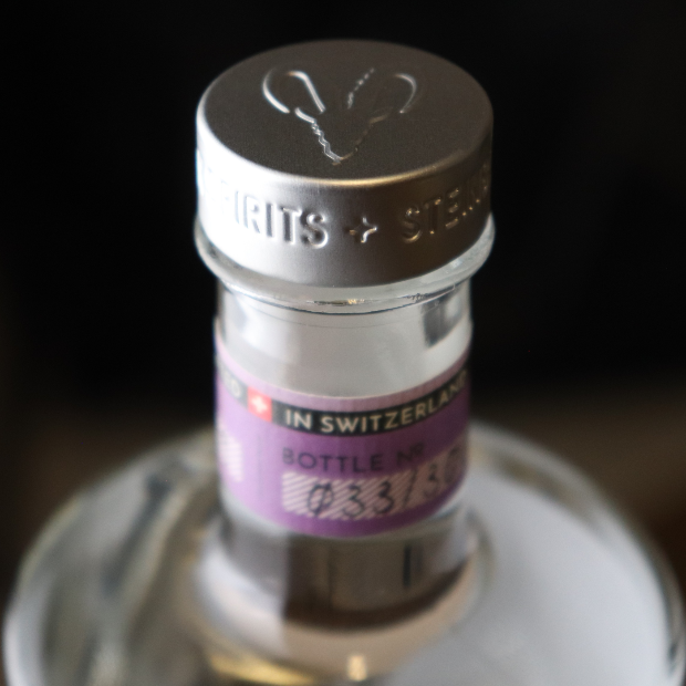 Deckel-Nahaufnahme eines Aronia Gins von Steinbock Spirits