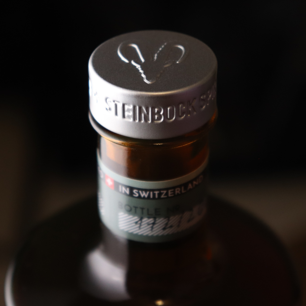 Deckel-Nahaufnahme eines Vermouth Bianco von Steinbock Spirits