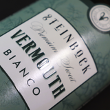 Etiketten-Nahaufnahme eines Vermouth Bianco von Steinbock Spirits