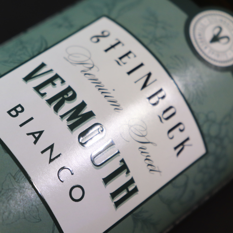 Etiketten-Nahaufnahme eines Vermouth Bianco von Steinbock Spirits